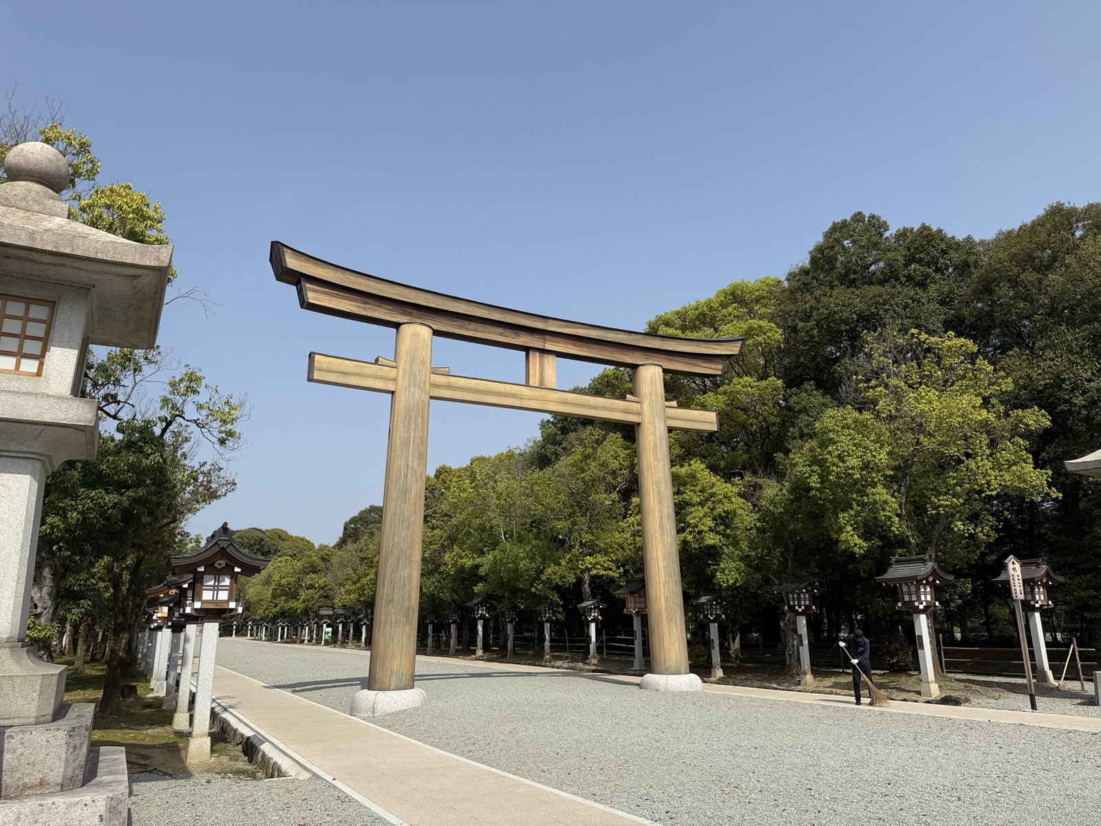 橿原神宮の大鳥居。砂利の参道の両側に灯籠が並ぶ