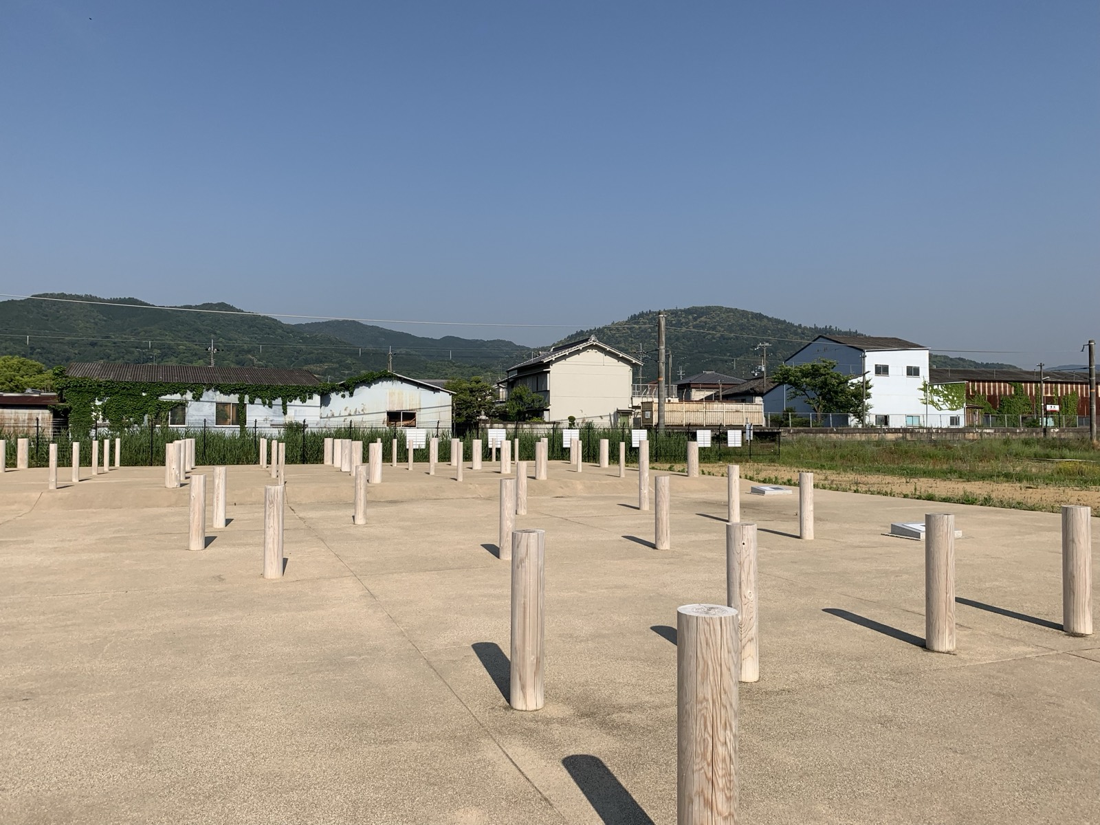 纒向遺跡の大型建物跡。柱の位置に丸い木の柱が立てられている