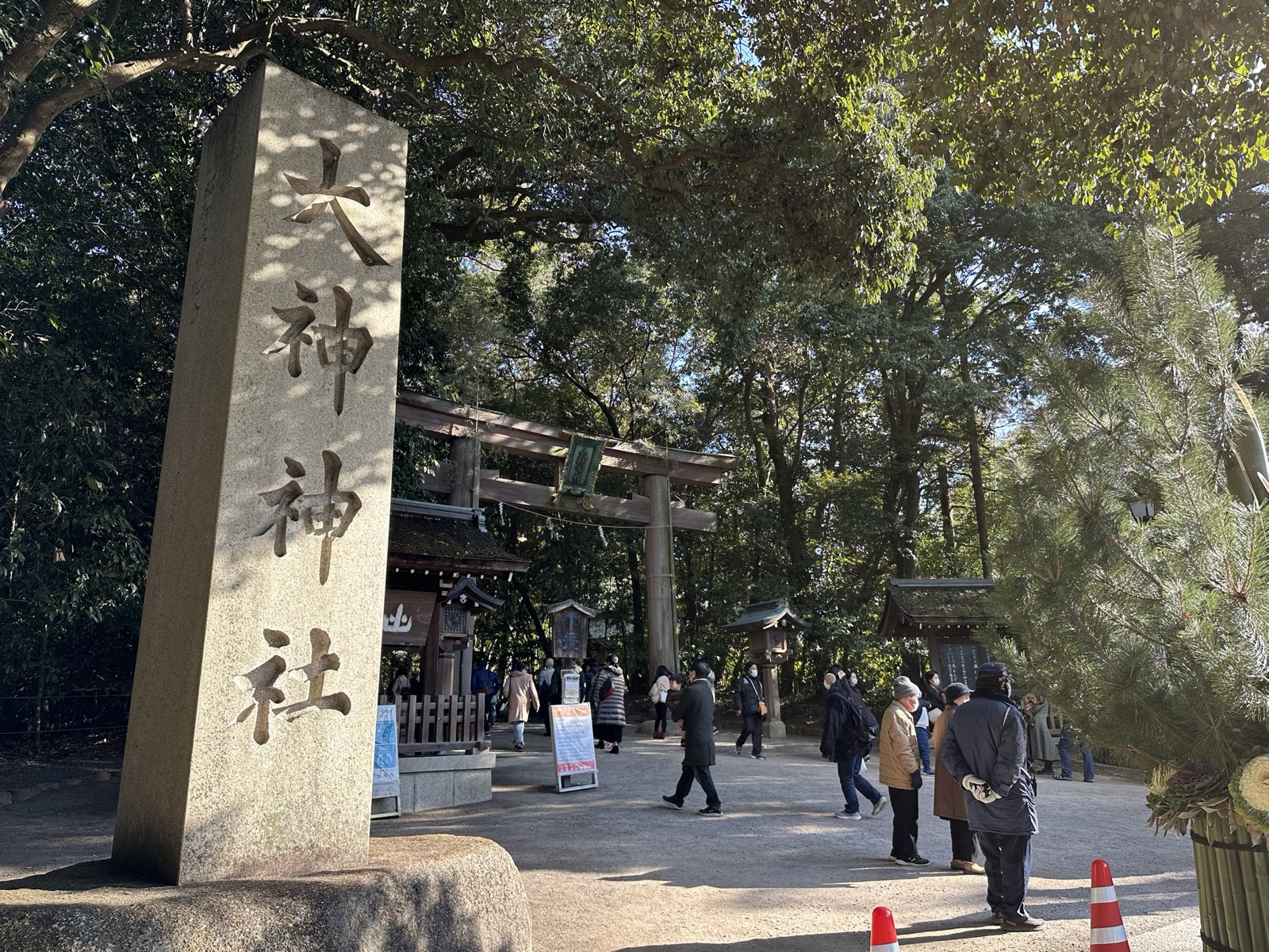 大神神社の社号標と鳥居。参道を人が歩く