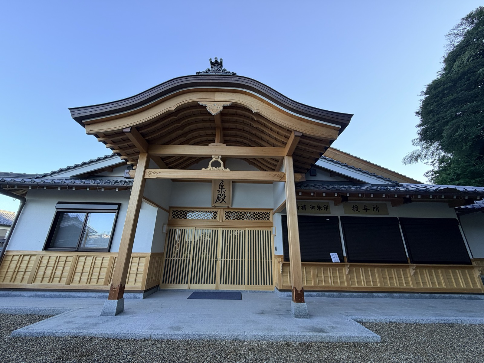 The newly built gathering hall, with the office for prayers and goshuin (shrine seals) on the right