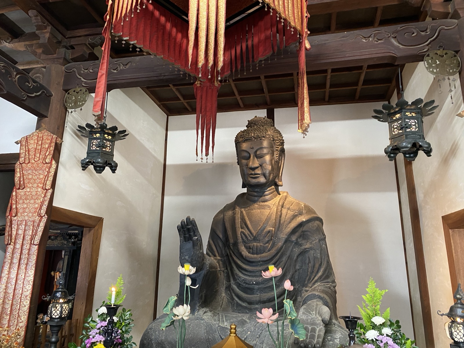 飛鳥寺の本堂に座す飛鳥大仏。右手を上げた銅造の釈迦如来坐像