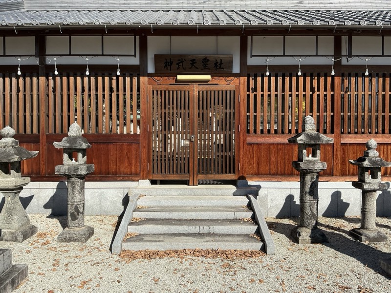 神武天皇社の社殿。「神武天皇社」の扁額が掛かり、前に石灯籠が並ぶ
