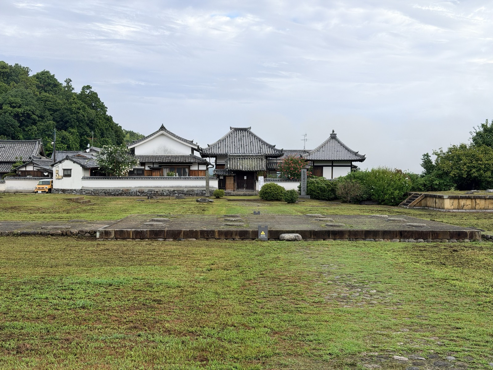 川原寺跡の中金堂跡。基壇の上に大きな礎石が整然と残る