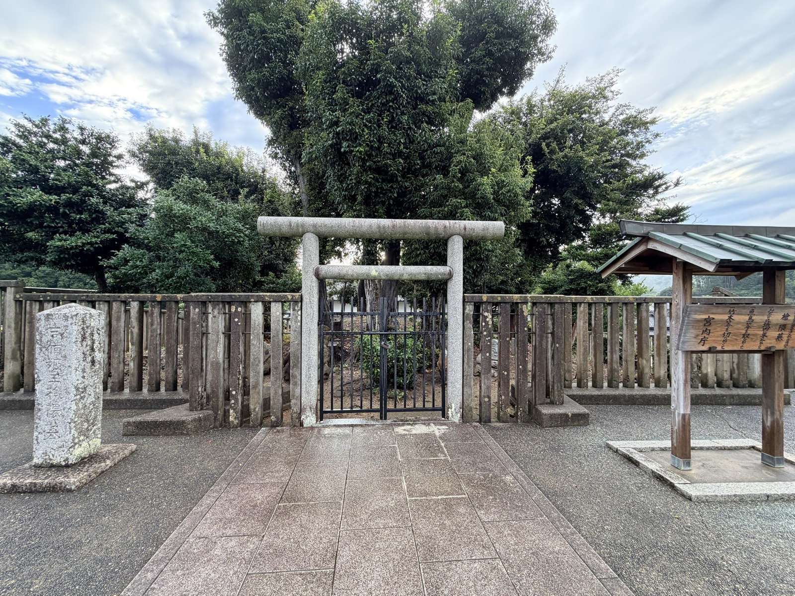 吉備姫王墓の入口。鳥居と黒い門扉、右手に宮内庁の制札「檜隈墓」が立つ