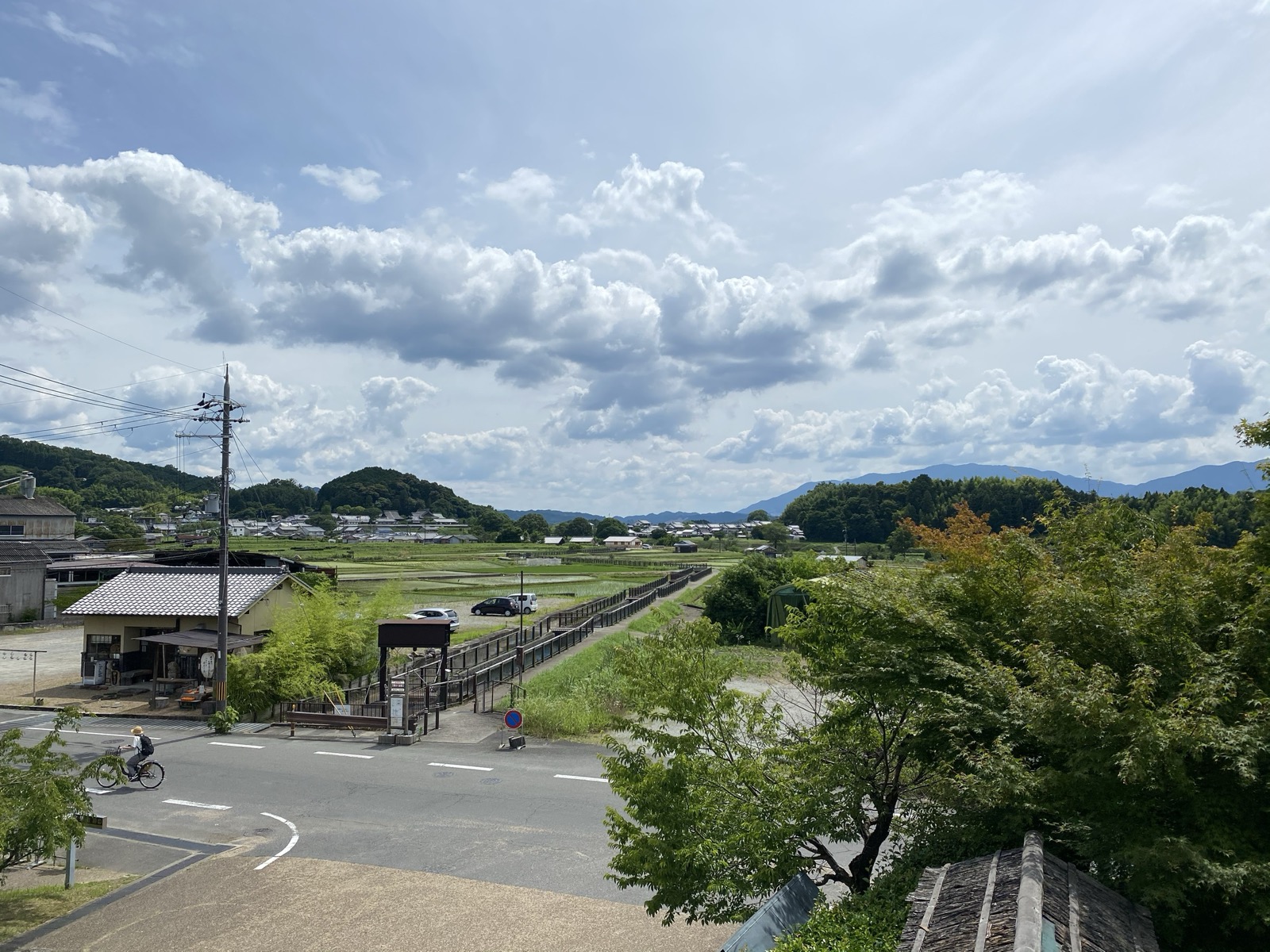 万葉文化館から見下ろす飛鳥の集落と田。奥に山並みが続く