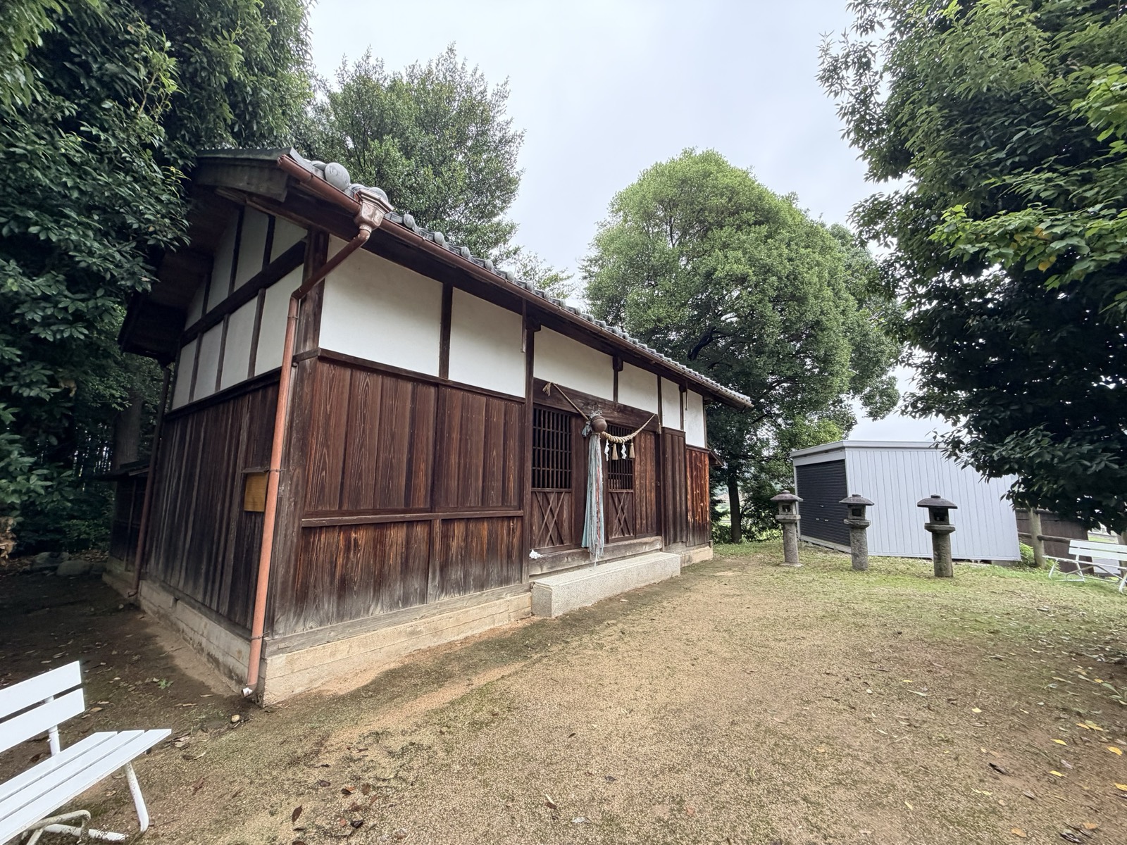 天神社（御園）の社殿。瓦葺きの横長の建物で、格子窓の前に注連縄が下がる