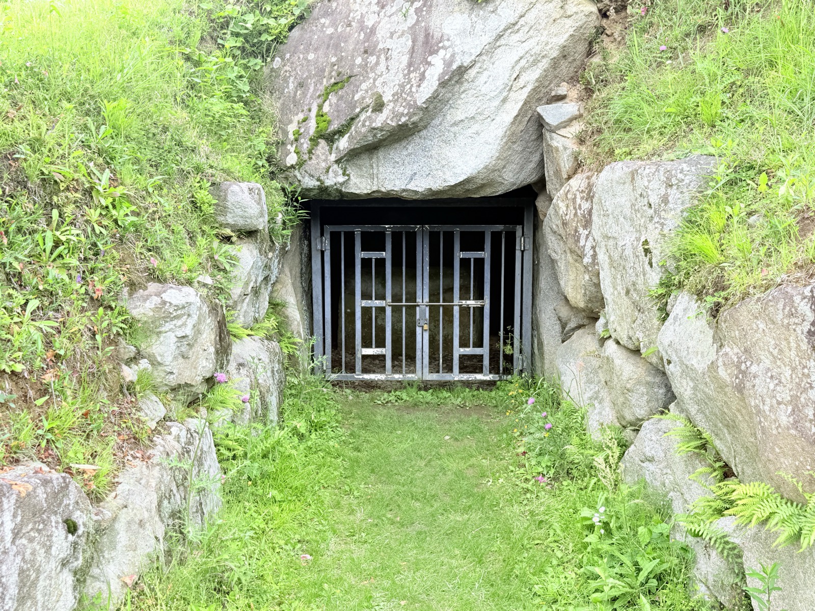都塚古墳の石室入口。巨大な天井石が前にせり出している