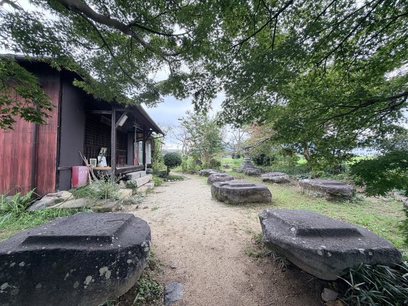 本薬師寺跡の礎石が両側に並ぶ参道。突きあたりに医王院のお堂が建つ