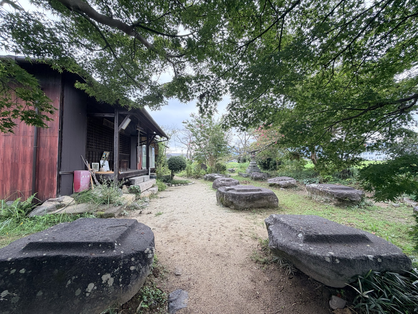 本薬師寺跡の礎石が両側に並ぶ参道。突きあたりに医王院のお堂が建つ