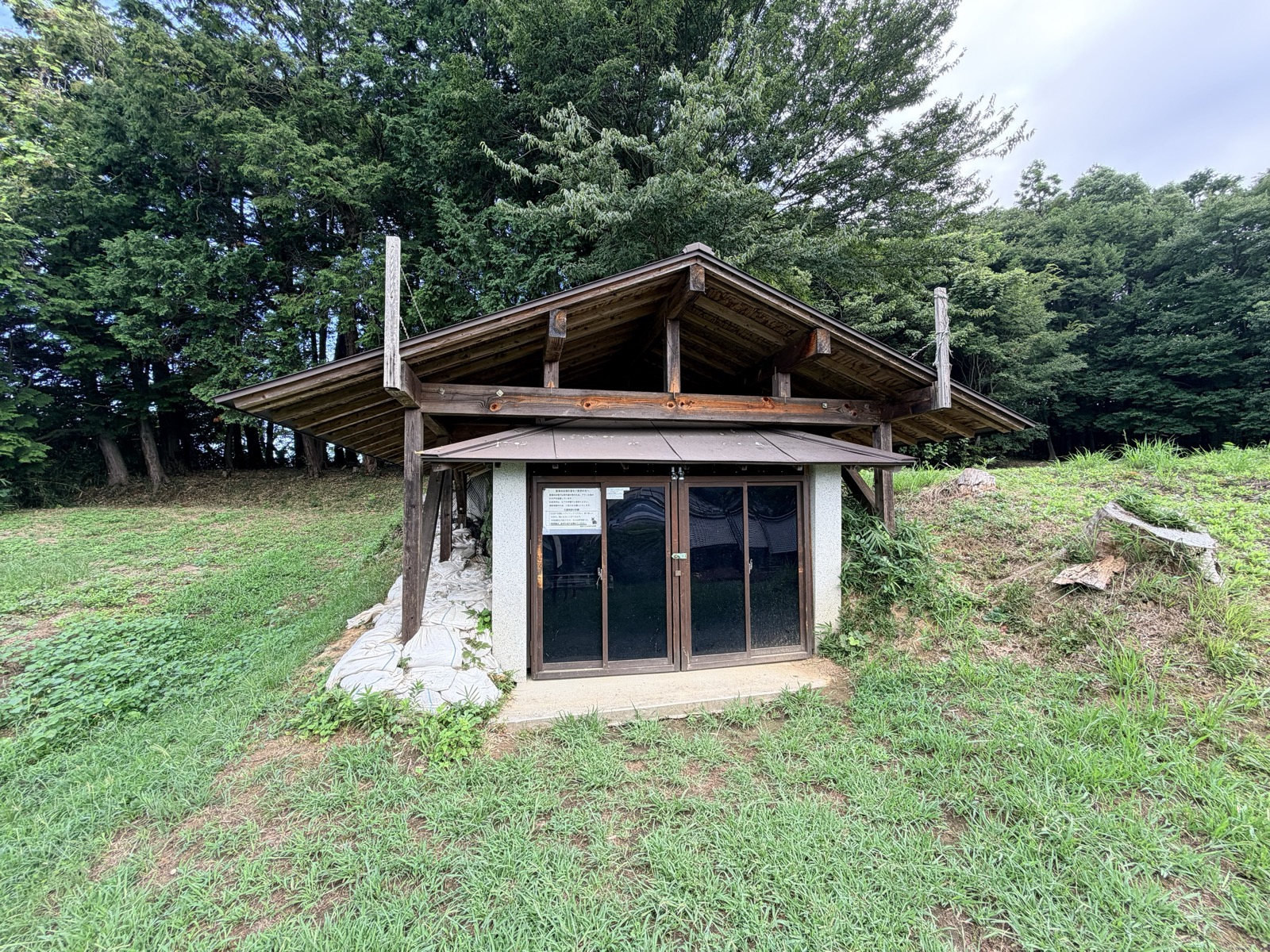 菖蒲池古墳の石室を納めた覆屋。大きな切妻の上屋の下に、ガラス戸の建物が建つ