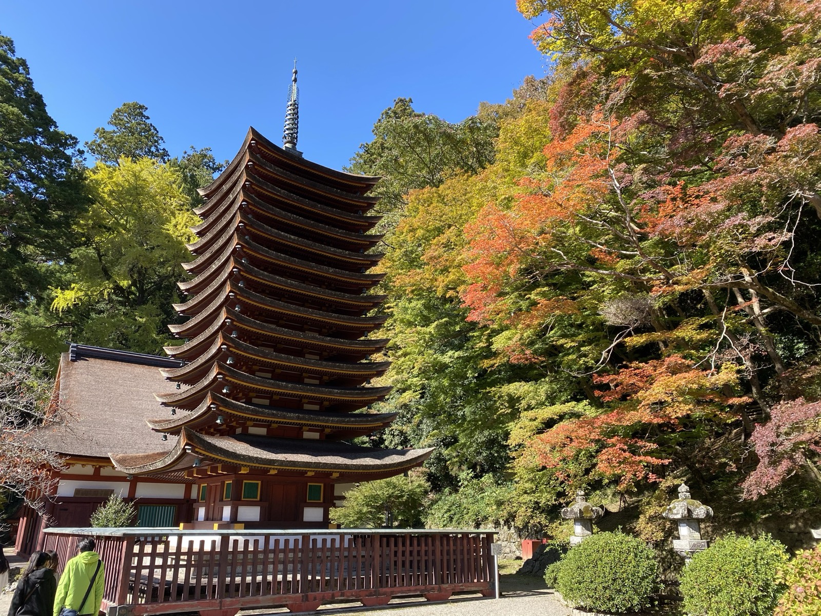 紅葉に囲まれて建つ談山神社の十三重塔。屋根が十三段重なる