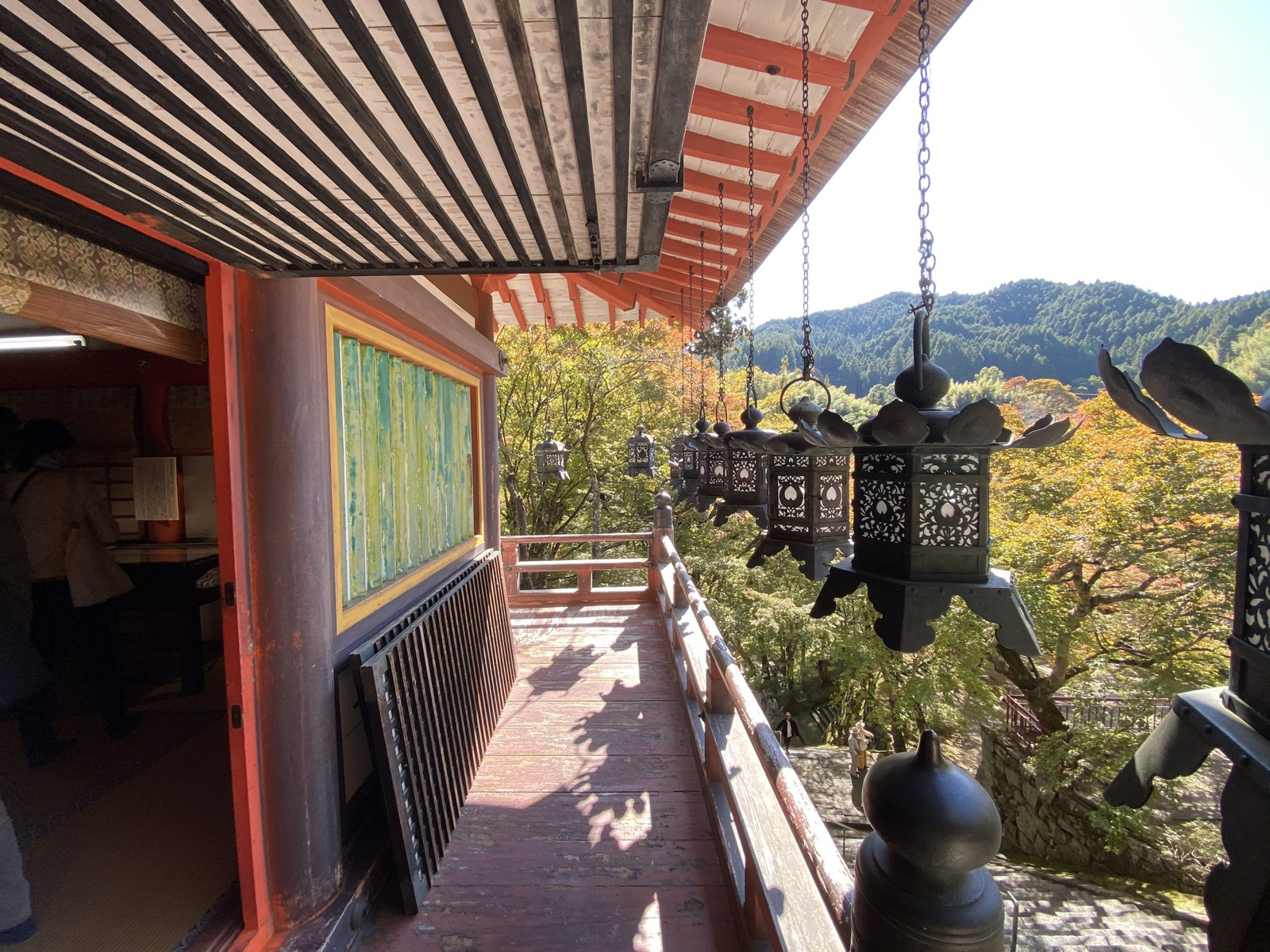 談山神社の拝殿の回廊。吊り灯籠ごしに多武峰の山が見える